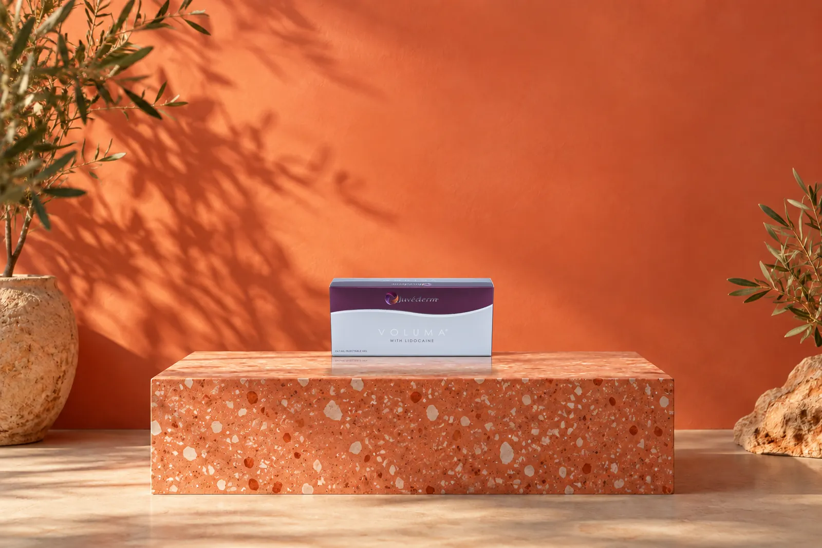 Caja de Juvéderm Voluma sobre una base de terrazo