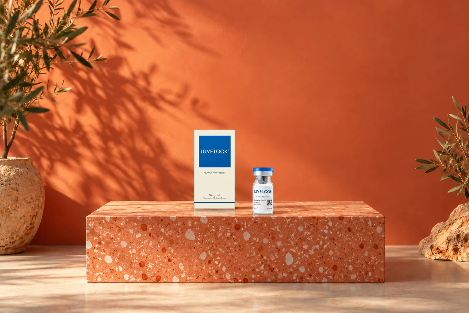 Caja y vial de Juvelook sobre una base de terrazo