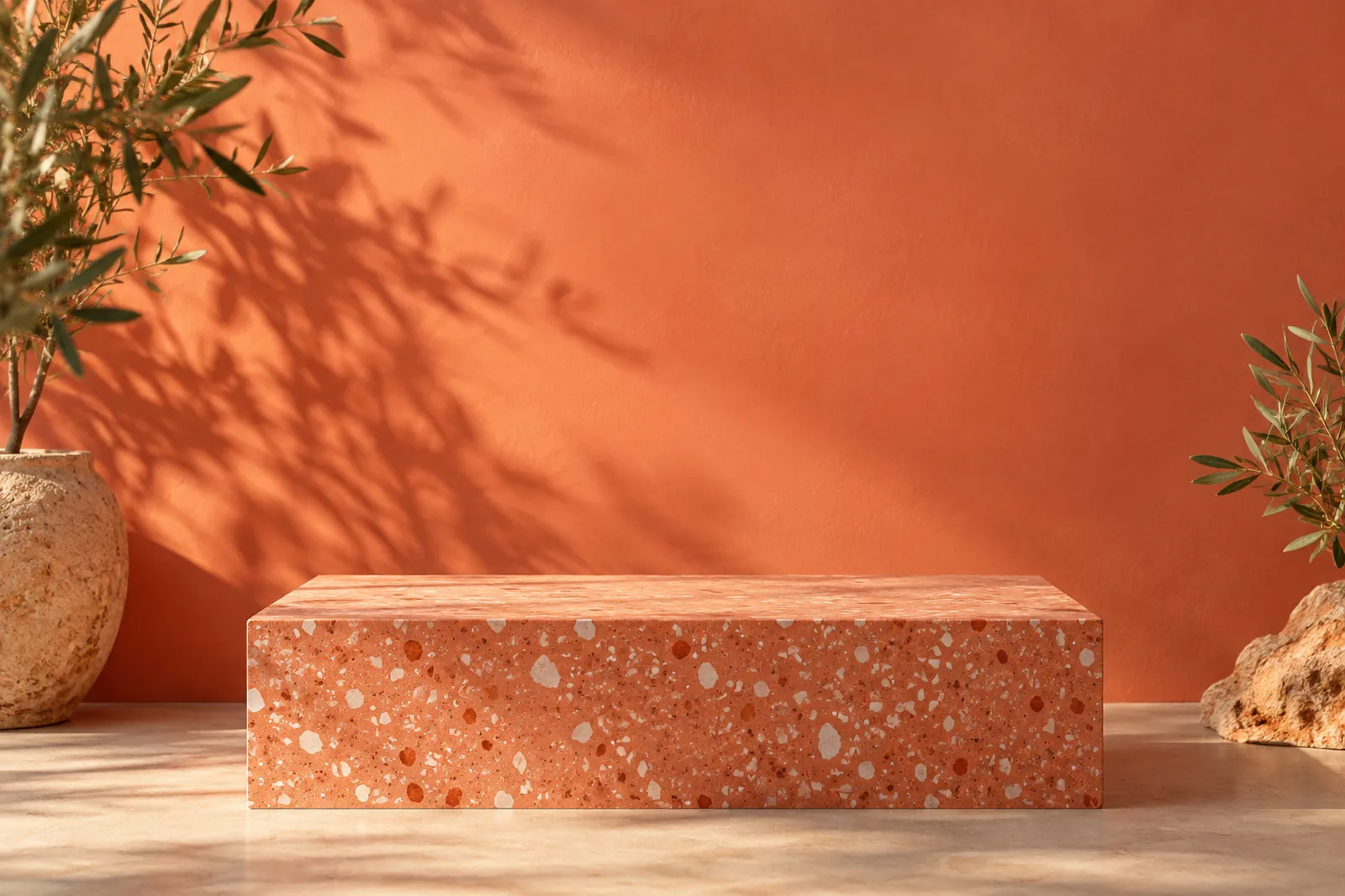 Base de terrazo vacía ante una pared coral