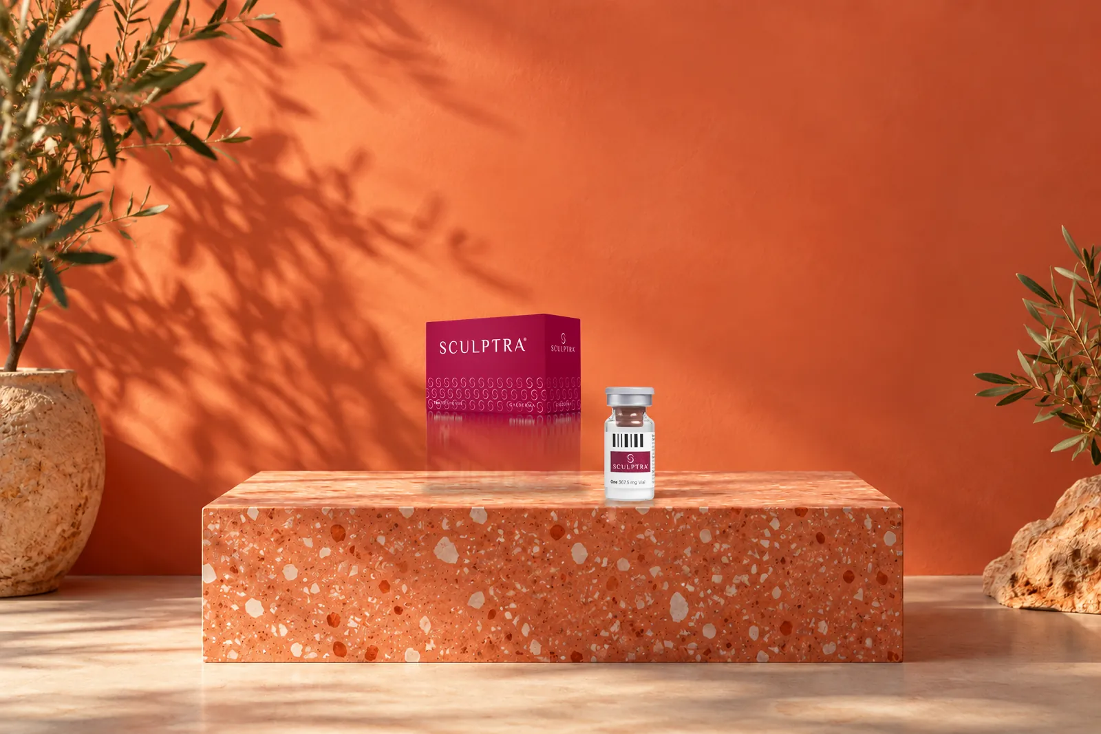 Caja y vial de Sculptra sobre una base de terrazo