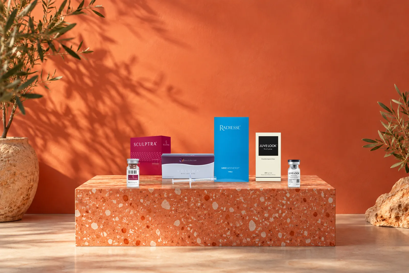 Sculptra, Juvéderm, Radiesse y Juvelook Volume sobre una base de terrazo