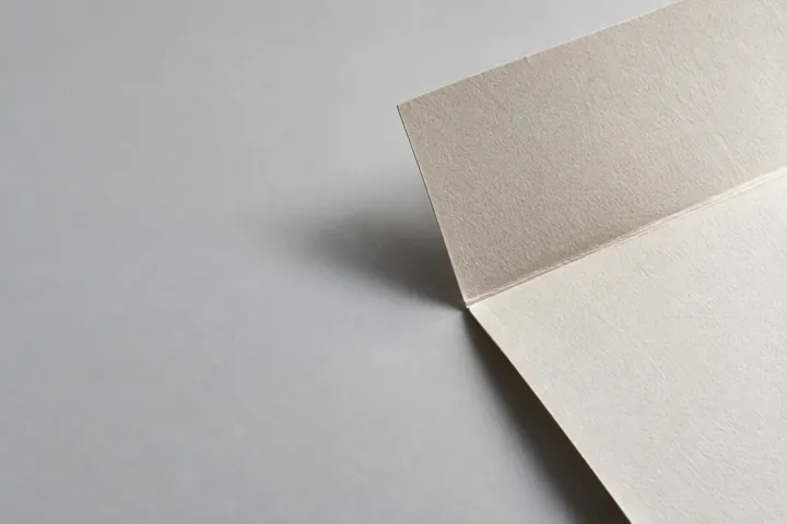 Marcas en un papel doblado y desdoblado varias veces